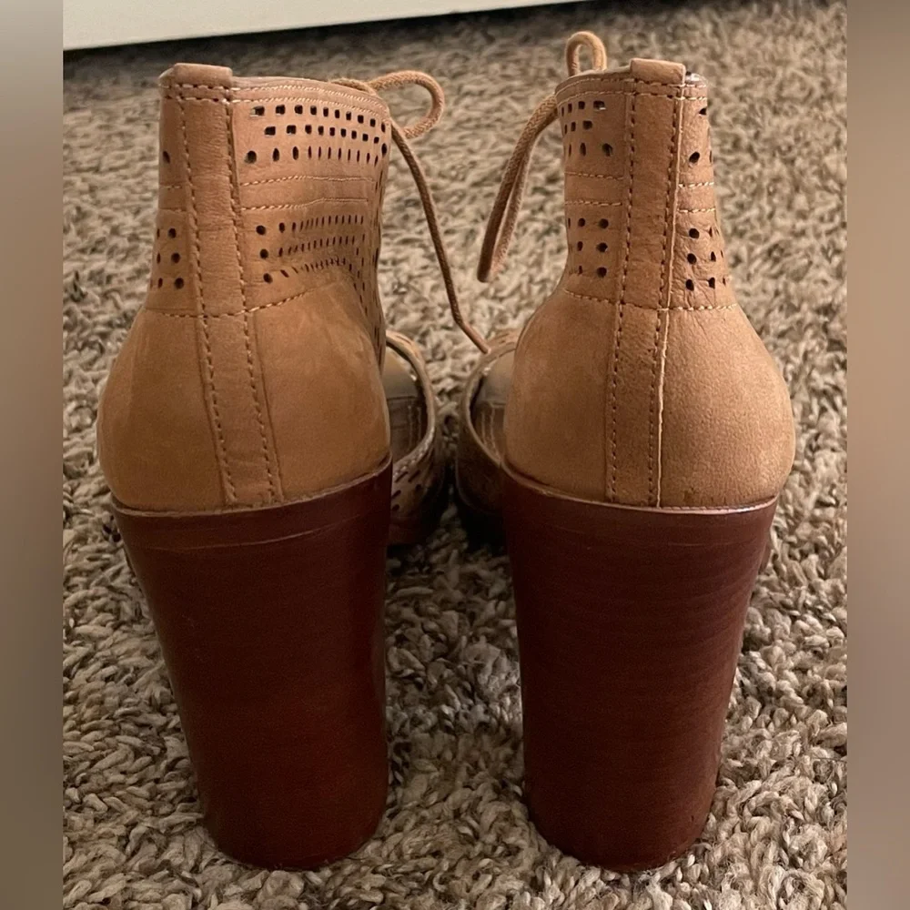 Gianni Bini Stylish Tan Women's Shoes - Picture 4 of 6